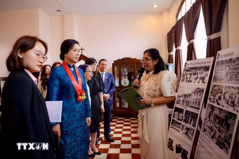 Bà Ngô Phương Ly - Phu nhân Tổng Bí thư, Chủ tịch nước Tô Lâm - thăm Trung tâm Asilo de San Vicente de Paul. (Ảnh: TTXVN phát)