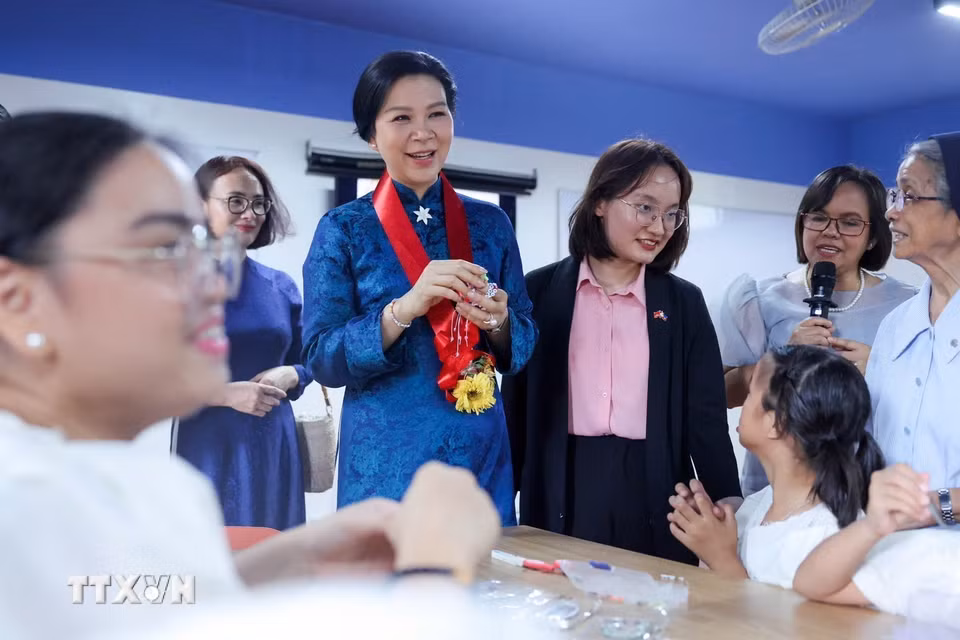 Bà Ngô Phương Ly - Phu nhân Tổng Bí thư, Chủ tịch nước Tô Lâm - thăm Trung tâm Asilo de San Vicente de Paul. (Ảnh: TTXVN phát)