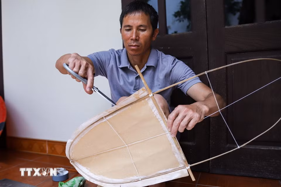 Diều làng Bá Dương Nội sử dụng giấy dó truyền thống làm áo diều bởi chất liệu nhẹ và xốp giúp cánh diều dễ bắt gió, bay nhanh và ổn định hơn. (Ảnh: Lê Ngọc/TTXVN phát)