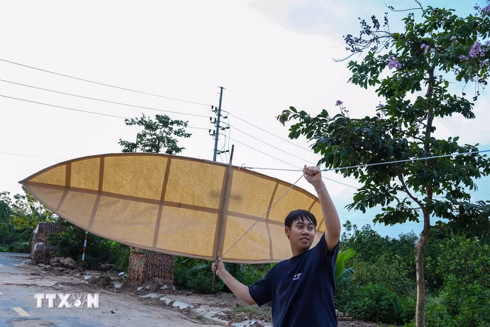 Mỗi cánh diều sau khi hoàn thiện đều được mang ra đồng thử nghiệm kỹ lưỡng để kiểm tra độ cân bằng, khả năng bắt gió và âm thanh của sáo trước khi đưa vào sử dụng. (Ảnh: Lê Ngọc/TTXVN phát)