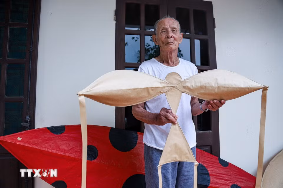 Nghệ nhân Nguyễn Văn Bồi (92 tuổi) nhiều năm được biết đến với những cánh diều bay cao nhất vùng, được phong tặng danh hiệu nghệ nhân năm 2019. (Ảnh: Lê Ngọc/TTXVN phát)