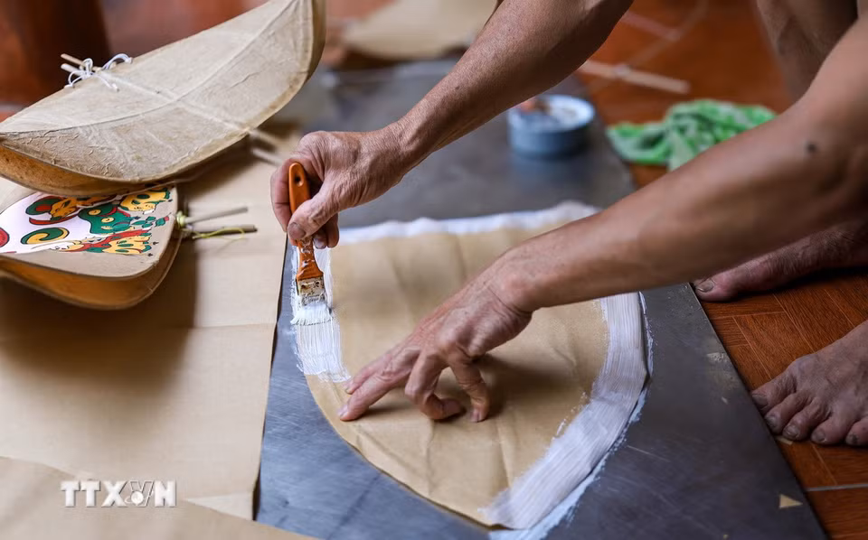 Để làm khung cho những cánh diều cần chọn những cây tre đực già, còn gọi là “tre mép voi” giúp diều có độ bền và khả năng giữ thăng bằng tốt khi bay cao. (Ảnh: Lê Ngọc/TTXVN phát)