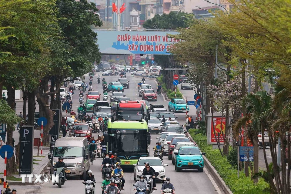 Thời gian gần đây, số lượng phương tiện chạy điện như xe buýt điện, taxi điện và xe máy điện tham gia giao thông tại Thủ đô có xu hướng tăng, góp phần thúc đẩy chuyển dịch sang các giải pháp giao thông xanh. (Ảnh: Phạm Tuấn Anh/TTXVN)