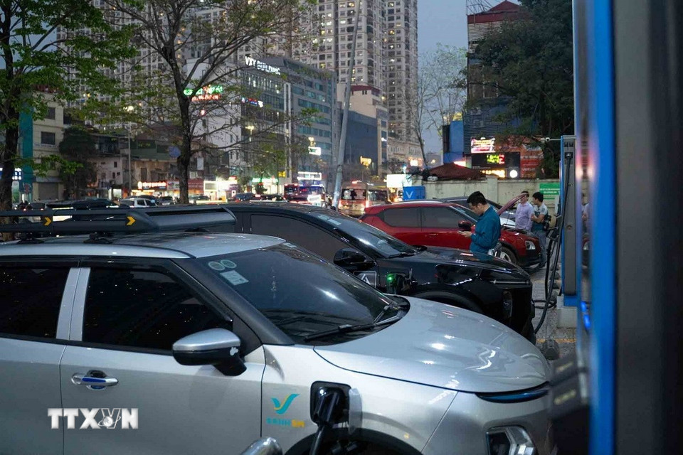 Các phương tiện ôtô điện xếp hàng sạc pin tại một trạm sạc trên địa bàn Hà Nội. Sự phát triển của hạ tầng trạm sạc cùng xu hướng chuyển sang sử dụng phương tiện chạy điện góp phần thúc đẩy giao thông xanh tại Thủ đô. (Ảnh: Phạm Tuấn Anh/TTXVN)