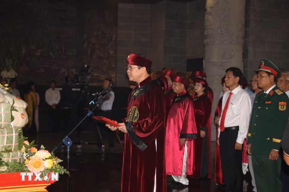 Ông Trương Cảnh Tuyên, Chủ tịch Ủy ban Nhân dân thành phố Cần Thơ - Chủ lễ Giỗ Tổ Hùng Vương, đọc chúc văn tưởng nhớ và báo công đến các Vua Hùng. (Ảnh Nguyễn Hằng/TTXVN)