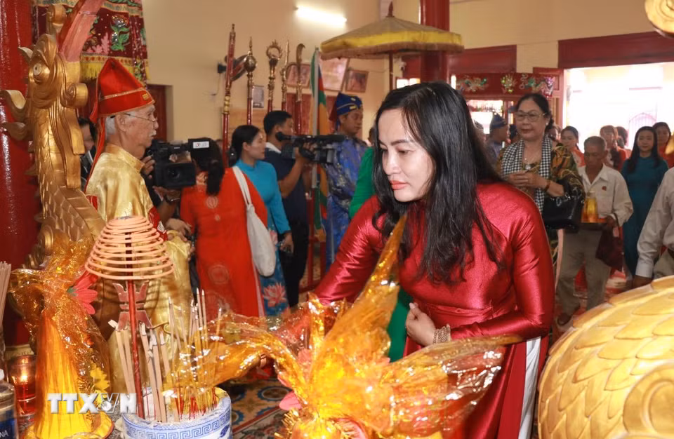 Sáng 26/4 (10/3 Âm lịch), tại Di tích Đền Hùng Vương (số 173 Ngô Gia Tự, phường Nha Trang, tỉnh Khánh Hòa), diễn ra Lễ dâng hương tưởng nhớ các Vua Hùng nhân ngày Giỗ Tổ Hùng Vương. (Ảnh: Phan Sáu/TTXVN)