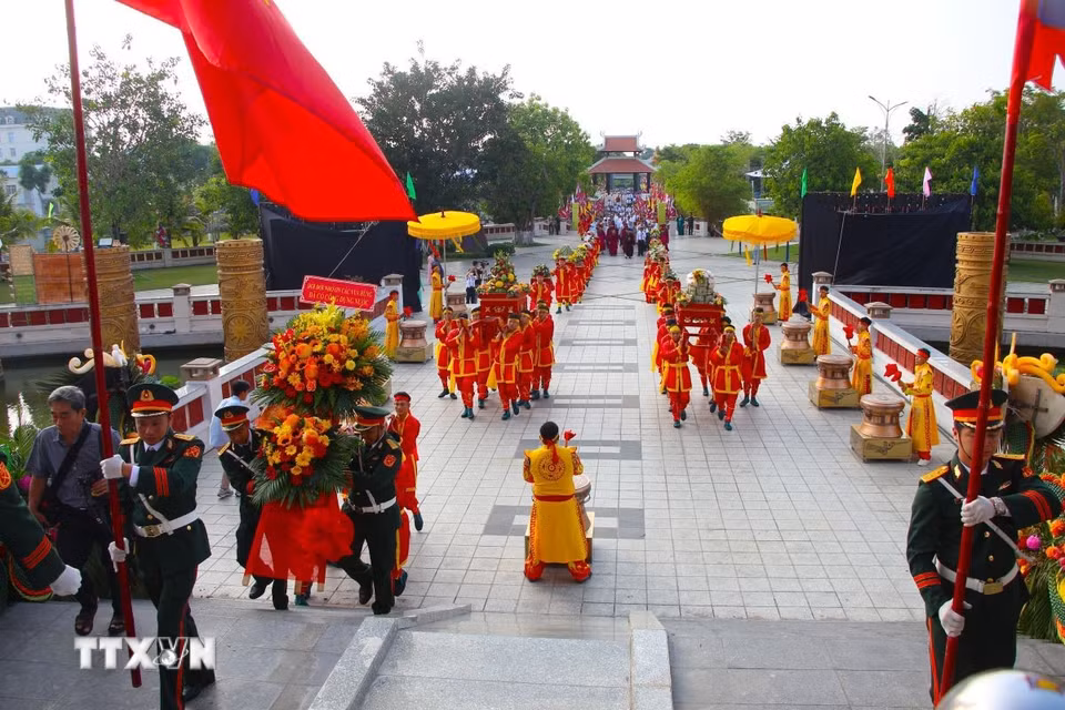 Đoàn dâng lễ phẩm tiến vào sân lễ tại Đền thờ Vua Hùng thành phố Cần Thơ. (Ảnh: Nguyễn Hằng/TTXVN)