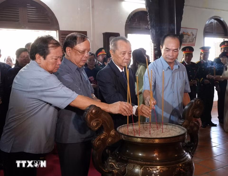 Ngày 26/4, tại Nhà thờ Hùng Vương thuộc Bảo tàng tỉnh Vĩnh Long, Tỉnh ủy, Hội đồng nhân dân, Ủy ban nhân dân, Ủy ban Mặt trận Tổ quốc Việt Nam tỉnh Vĩnh Long long trọng tổ chức Lễ Giỗ Quốc Tổ Hùng Vương. (Ảnh: Lê Thúy Hằng/TTXVN)