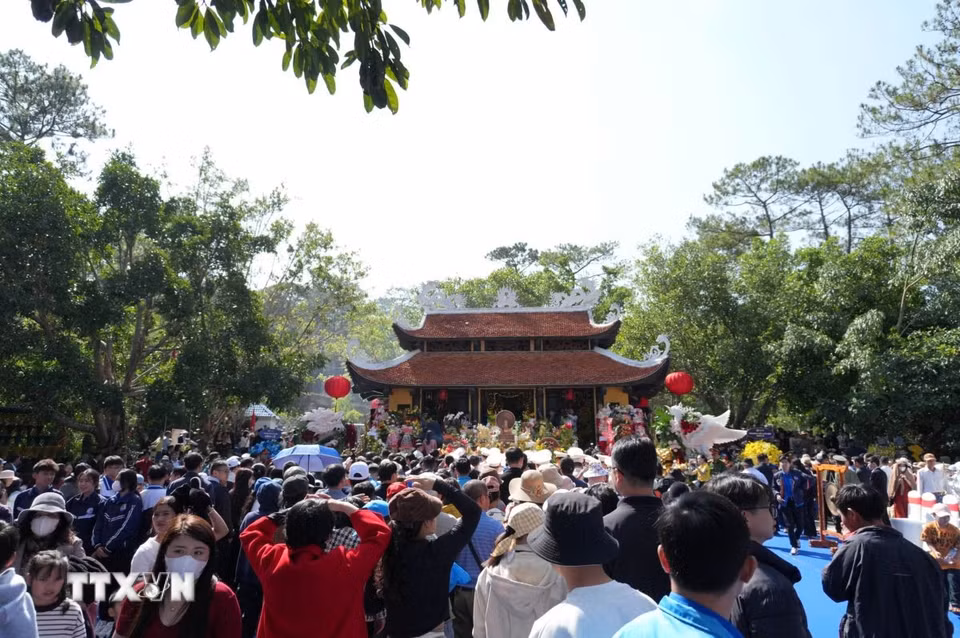 Ngay từ sáng sớm, đông đảo người dân và du khách đã có mặt để tham dự Giỗ Tổ Hùng Vương tại Đền thờ Âu Lạc của Khu du lịch thác Prenn (phường Xuân Hương-Đà Lạt). (Ảnh: Nguyễn Dũng/TTXVN)