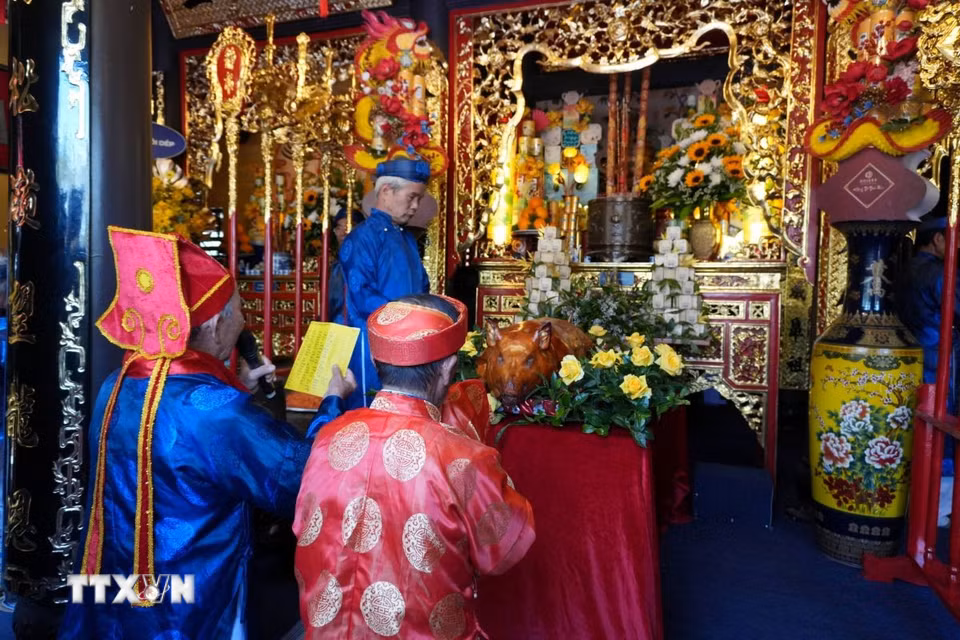 Các bô lão dâng sớ Tế lễ truyền thống tại đền thờ Vua Hùng trong Khu du lịch thác Prenn (phường Xuân Hương-Đà Lạt). (Ảnh: Nguyễn Dũng/TTXVN)