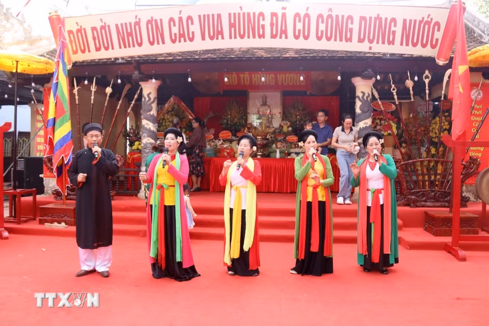 Trình diễn hát quan họ tại Di tích lịch sử quốc gia Đình Lạc Giao sau phần Nghi Lễ Giỗ Tổ Hùng Vương. (Ảnh: Hoài Thu/TTXVN)