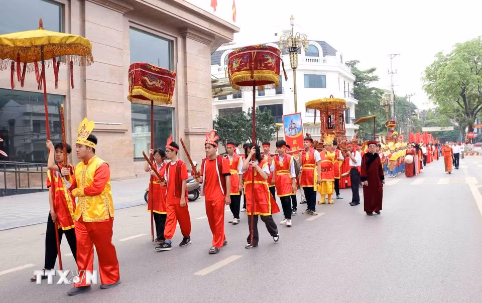 Lễ rước Đức Quốc Tổ Lạc Long Quân và Đức Quốc Mẫu Âu Cơ, các Vua Hùng, Bác Hồ trên các phố tại Thái Nguyên. (Ảnh: Trần Trang/TTXVN)
