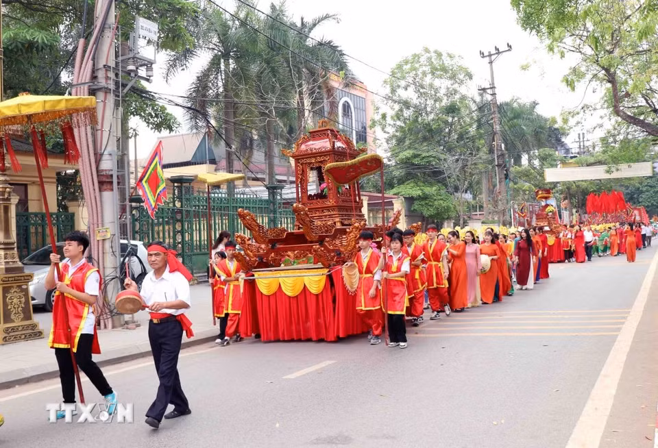 Lễ rước kiệu trong lễ Giỗ Tổ Hùng Vương tại Thái Nguyên. (Ảnh: Trần Trang/TTXVN)