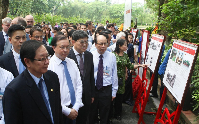 Đại biểu tham quan triển lãm trong ngày khai mạc. (Ảnh: Thanh Tùng/TTXVN) 