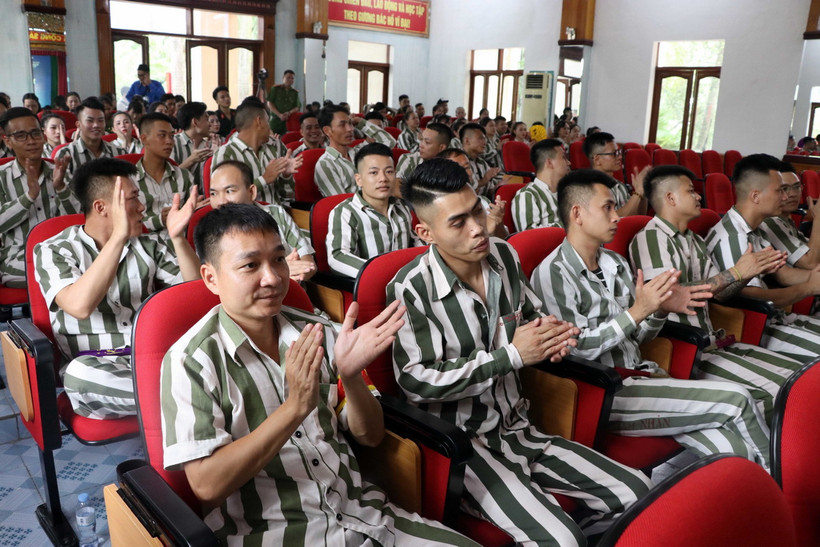 Các phạm nhân tham gia chương trình “Thắp sáng ước mơ hoàn lương” tại Trại giam Xuân Nguyên, thành phố Hải Phòng. (Ảnh: Hoàng Ngọc/TTXVN)