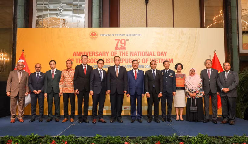 Các quan chức Singapore và Đại sứ các nước ASEAN tham dự lễ kỷ niệm 79 năm Quốc khánh Việt Nam. (Ảnh: Lê Dương/TTXVN)