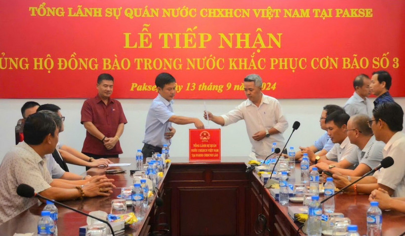 Tổng lãnh sự Việt Nam tại Pakse, Nam Lào phát động quyên góp, ủng hộ. (Ảnh: TTXVN phát)