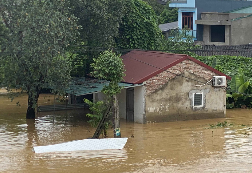 Nhiều ngôi nhà gần bờ sông ở khu vực thành phố Cao Bằng bị ngập sâu trong nước. (Ảnh: Quốc Đạt/TTXVN) 