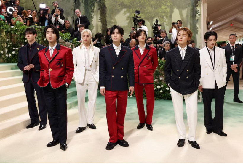 Các thành viên của Stray Kids tạo dáng tại Met Gala. (Nguồn: Reuters)