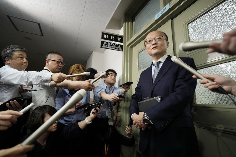 Ông Masato Kanda phát biểu với báo giới tại thủ đô Tokyo ngày 29/4/2024. (Ảnh: Kyodo/TTXVN)