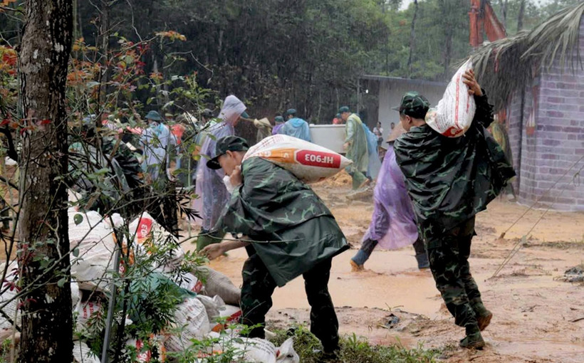 Lực lượng quân đội đang gia cố kè suối tại thành phố Yên bái. (Ảnh: TTXVN phát)