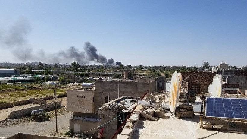 Khói bốc lên sau cuộc không kích do liên quân Mỹ-Anh tiến hành nhằm vào căn cứ quân sự của lực lượng Houthi tại Sanaa, Yemen. (Ảnh: THX/TTXVN)