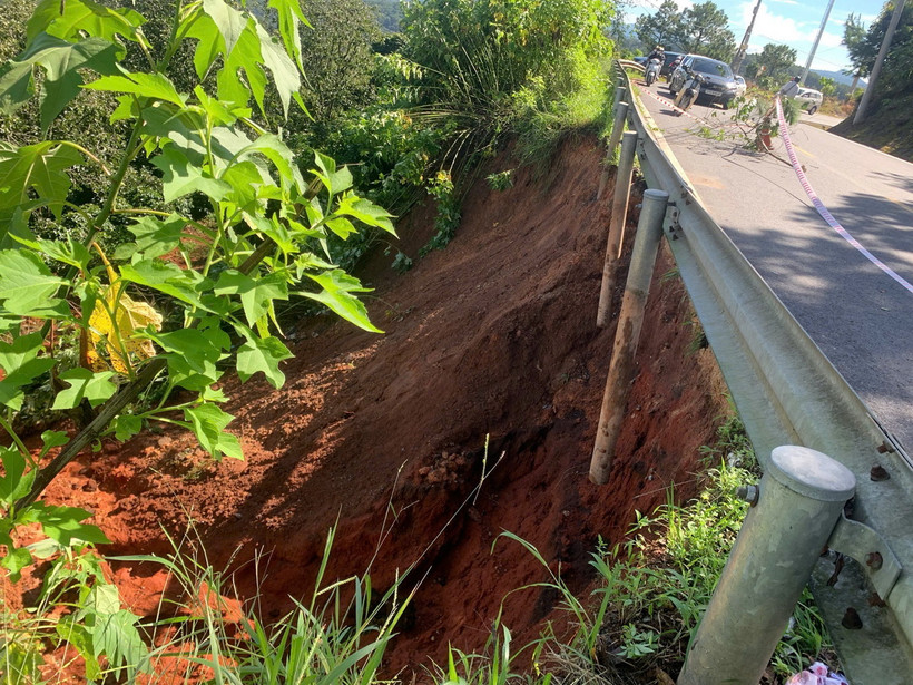 Chiều dài đoạn taluy bị sạt lở khoảng 18m, chiều sâu so với mặt đường từ 7-10m đã tạo hàm ếch ăn sâu vào mặt đường khoảng 0,5m. (Ảnh: TTXVN phát)