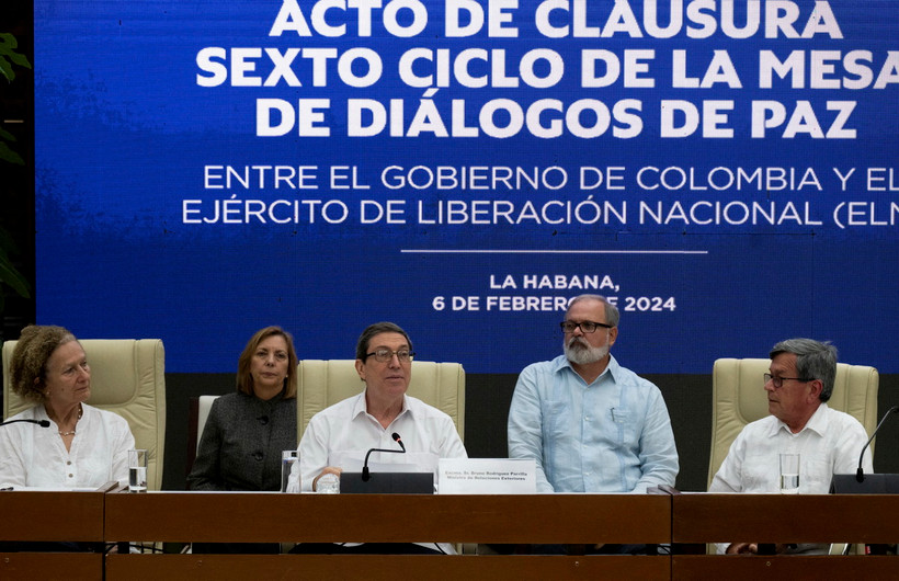 Trưởng đoàn đàm phán của Chính phủ Colombia Vera Grabe (trái) và trưởng đoàn đàm phán của ELN Pablo Beltran (phải) tại vòng đàm phán ở La Habana, Cuba ngày 6/2/2024. (Ảnh: AFP/TTXVN)