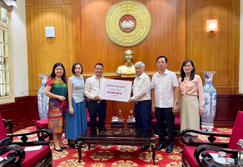 Ngày 27/9, tại trụ sở Mặt trận Tổ quốc Trung ương ở Hà Nội, ông Tăng Tuấn Tú (trái), Chủ tịch Hội người Việt tại Anh (VAUK), đại diện VAUK trao tặng 100 triệu VND ủng hộ đồng bào vùng bão lũ. (Ảnh: TTXVN phát)