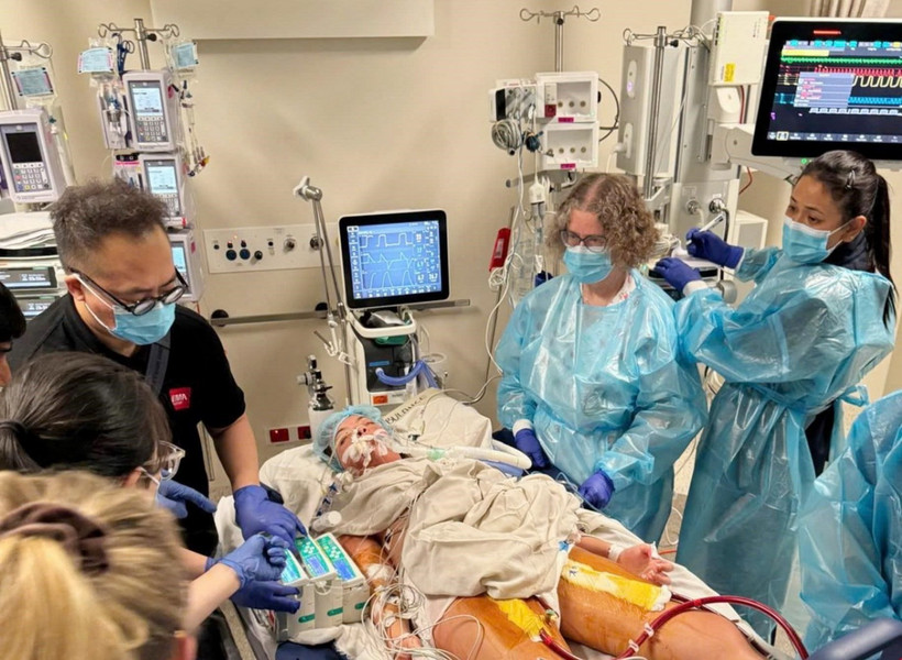 Bác sỹ Bệnh viện Nhi đồng 2 Thành phố Hồ Chí Minh thiếp lập hệ thống ECMO di động để vận chuyển bệnh nhi về Australia. (Ảnh: TTXVN phát)