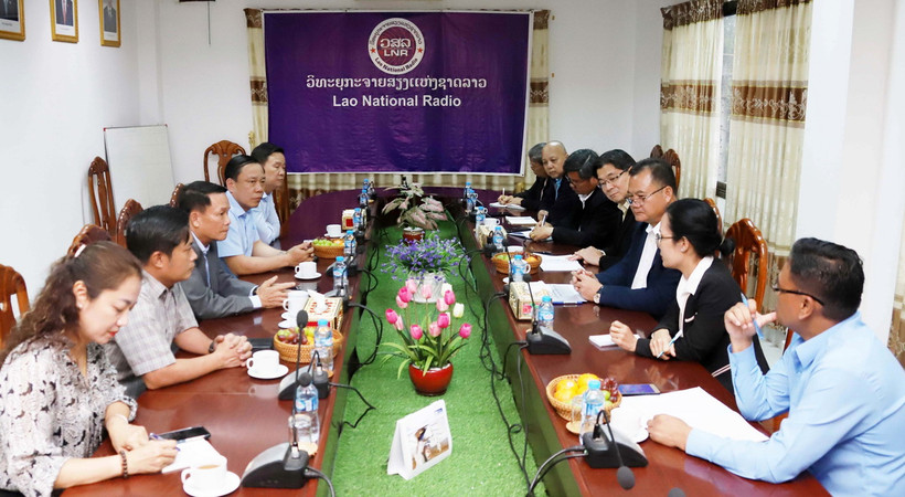 Thứ trưởng Bộ Thông tin, Văn hóa và Du lịch Lào Vansy Kuamua tiếp Phó Chủ tịch Thường trực Hội nhà Báo Việt Nam Nguyễn Đức Lợi. (Ảnh: Xuân Tú/TTXVN)