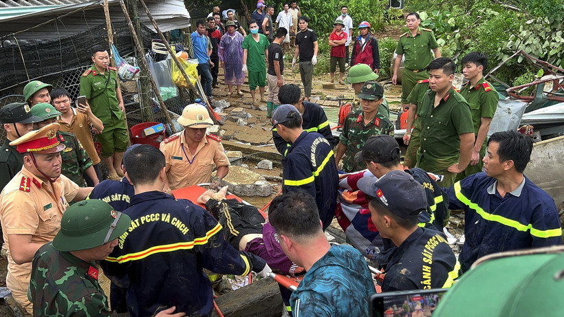Cán bộ, chiến sỹ Công an và Quân đội tỉnh Hà Giang khẩn trương giúp người dân xã Việt Vinh, huyện Bắc Quang khắc phục hậu quả thiên tai và tìm kiếm cứu nạn. (Ảnh: TTXVN phát)