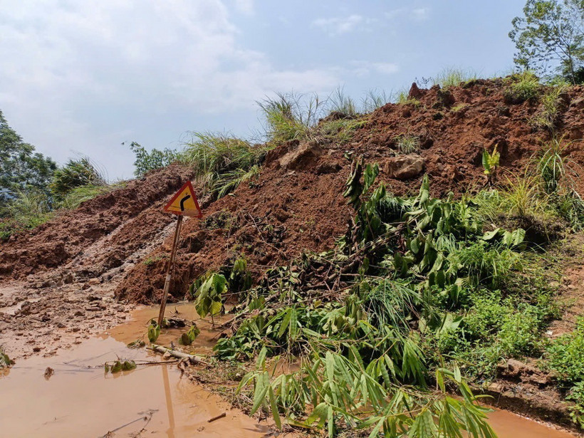 Hiện trường một vụ sạt lở tại huyện Văn Yên (Yên Bái). (Ảnh: TTXVN phát)