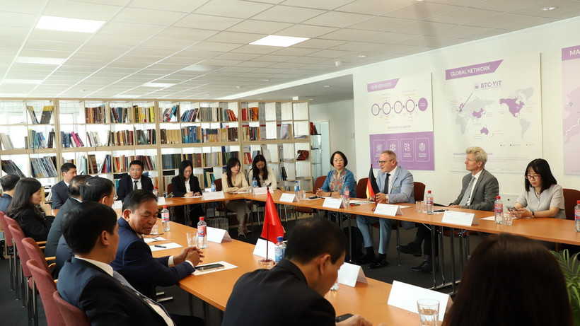 Thảo luận bàn tròn giữa chính quyền tỉnh Nam Định với Hiệp hội Ôtô Berlin-Brandenburg. (Ảnh: Phương Hoa/TTXVN)