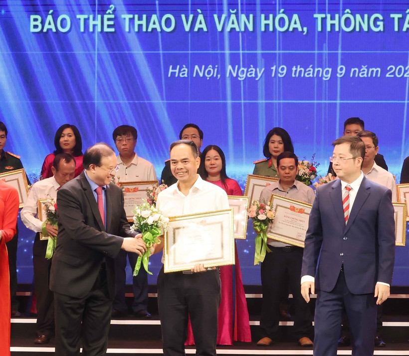 Báo Thể thao và Văn hóa, Thông tấn xã Việt Nam nhận tặng thưởng Tập thể có thành tích tuyên truyền về công tác lý luận, phê bình văn học nghệ thuật. (Ảnh: Phương Hoa/TTXVN)