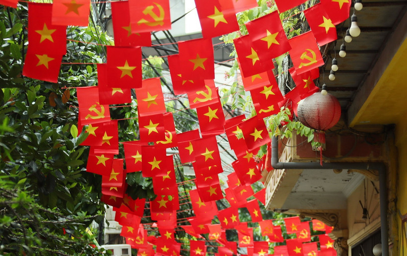 Những con ngõ nhỏ của Thủ đô Hà Nội rực rỡ sắc đỏ màu cờ Tổ quốc chào mừng Quốc khánh 2/9. (Ảnh: Quốc Khánh/TTXVN)