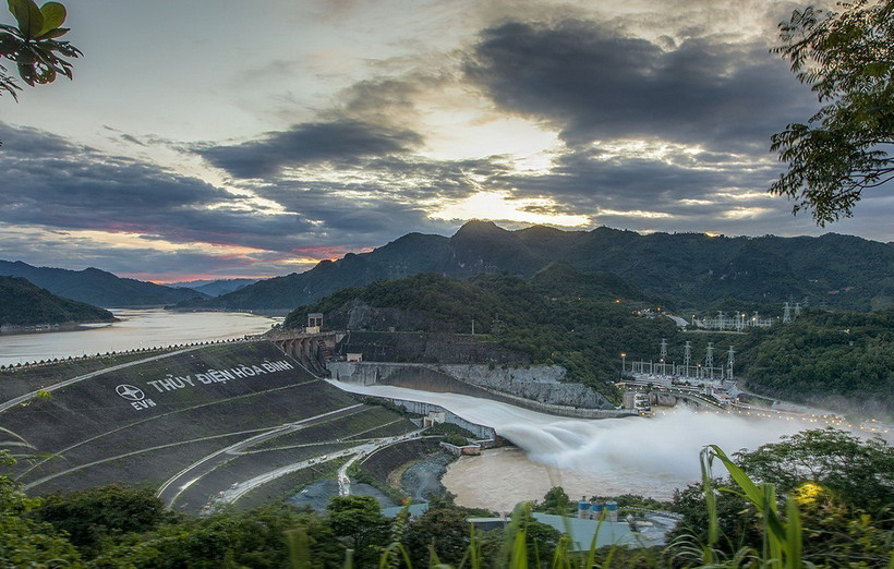 Toàn cảnh nhà máy thủy điện Hòa Bình xả lũ. (Ảnh: Trọng Đạt/TTXVN)