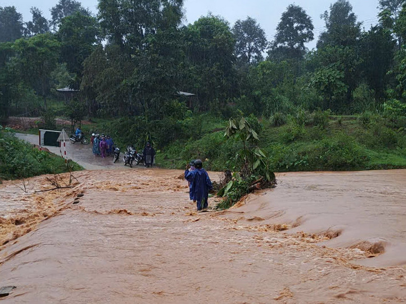 Mưa lớn do ảnh hưởng của bão số 4 gây ngập ngầm tràn ở xã Ba Tầng, huyện miền núi Hướng Hóa (Quảng Trị). (Ảnh: TTXVN phát)