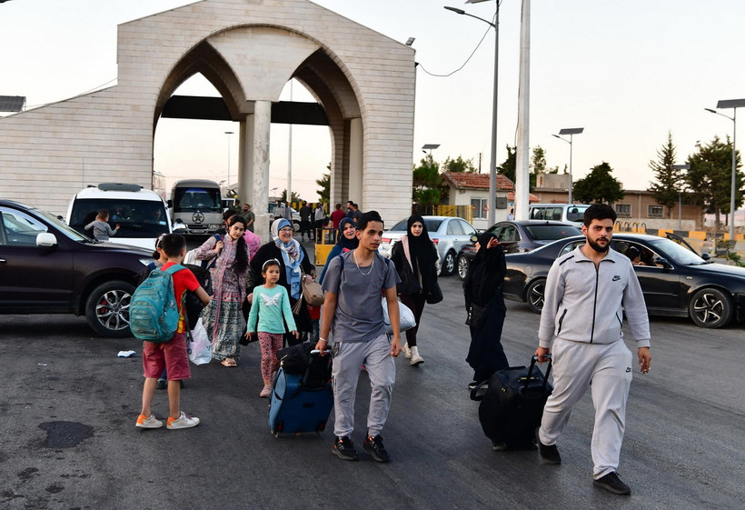 Người dân sơ tán khỏi Liban di chuyển qua cửa khẩu biên giới Jdeidat Yabous với Syria ngày 24/9/2024. (Ảnh: THX/TTXVN)