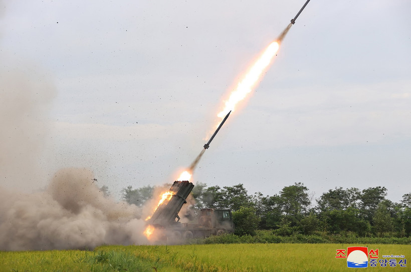 Triều Tiên thử nghiệm hệ thống phóng rocket đa nòng (MRLS) 240 mm nâng cấp dưới sự giám sát của nhà lãnh đạo Kim Jong Un, ngày 27/8/2024. (Ảnh: Yonhap/TTXVN)