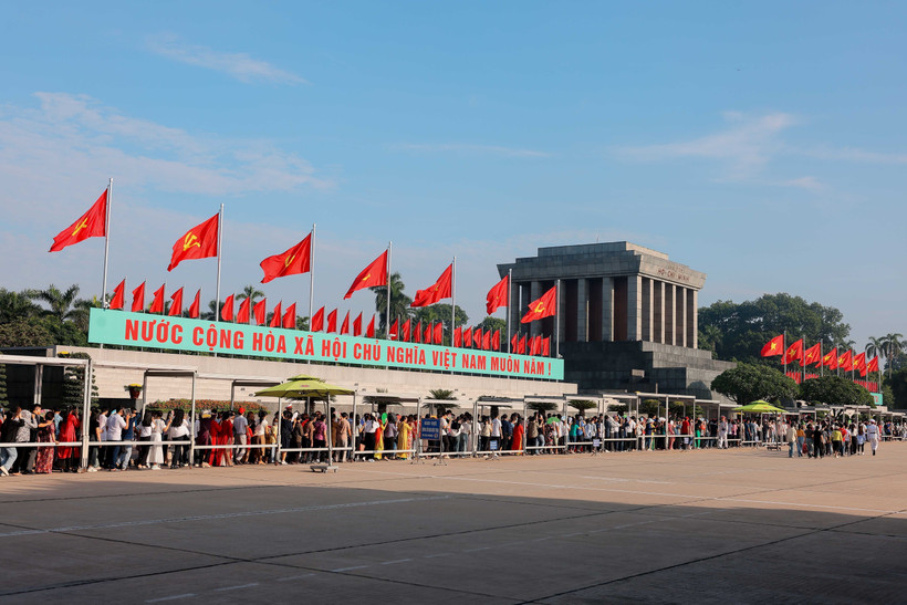 Hàng vạn đồng bào và bạn bè quốc tế vào Lăng viếng Chủ tịch Hồ Chí Minh sáng 2/9. (Ảnh: Hoàng Hiếu/TTXVN)