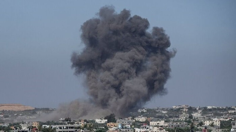 Khói bốc lên sau cuộc không kích của Israel xuống Dải Gaza. (Ảnh: IRNA/TTXVN)