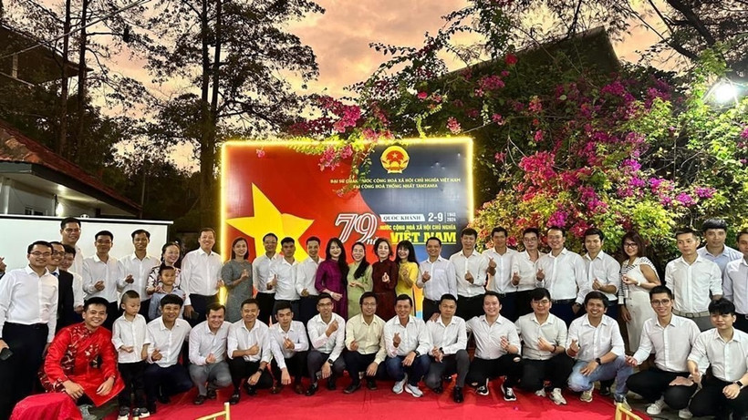 Các đại biểu và quan khách chụp ảnh lưu niệm. (Ảnh: TTXVN phát)