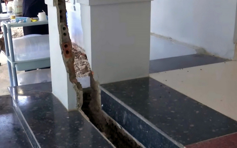 Vết nứt xuất hiện tại nhà các hộ dân trên địa bàn huyện Sốp Cộp. (Ảnh: TTXVN phát)