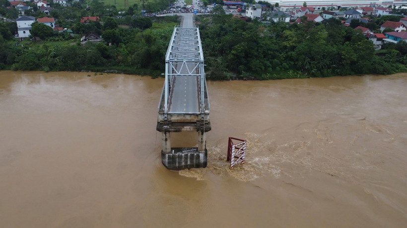 Cầu Phong Châu, tỉnh Phú Thọ, bị sập, sáng 9/9. Một trụ và hai nhịp của cây cầu đã bị nước lũ cuốn. (Ảnh: Tạ Toàn/TTXVN)