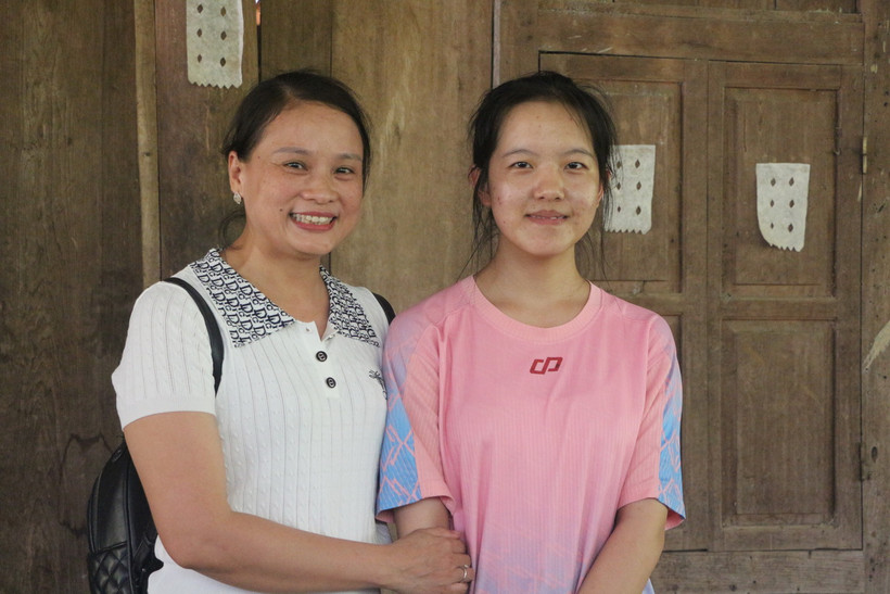 Thò Ý Cu với cô giáo chủ nhiệm Lê Lan Thương. (Ảnh: Bích Huệ/TTXVN)