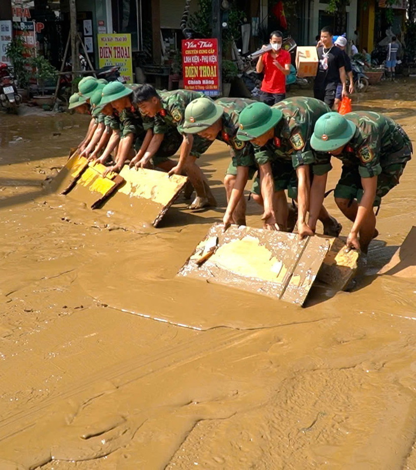 Thành phố Yên Bái dọn bùn đất sau khi nước rút