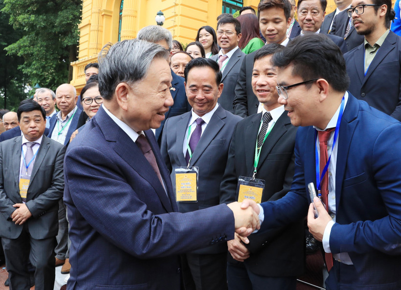 Tổng Bí thư, Chủ tịch nước Tô Lâm với các kiều bào tiêu biểu về dự Hội nghị người Việt Nam ở nước ngoài toàn thế giới lần thứ tư và Diễn đàn Tri thức và chuyên gia Việt Nam ở nước ngoài. (Ảnh: Lâm Khánh/TTXVN)