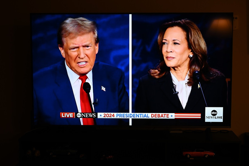 Cựu Tổng thống Mỹ Donald Trump (trái) và Phó Tổng thống Kamala Harris tại cuộc tranh luận trực tiếp ở thành phố Philadelphia, bang Pennsylvania tối 10/9/2024. (Ảnh: AA/TTXVN)