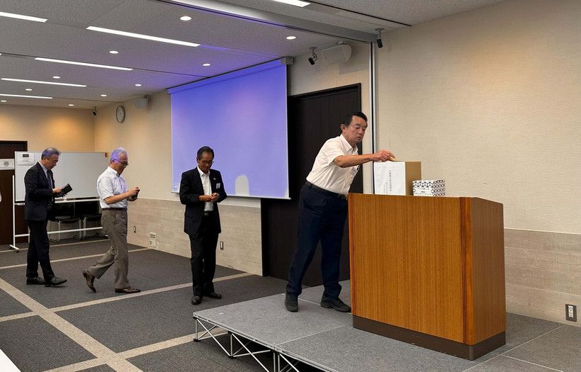 Đại diện các doanh nghiệp Nhật Bản đóng góp ủng hộ người dân Việt Nam bị thiệt hại do cơn bão số 3. (Ảnh: Tuyến Giao/TTXVN)